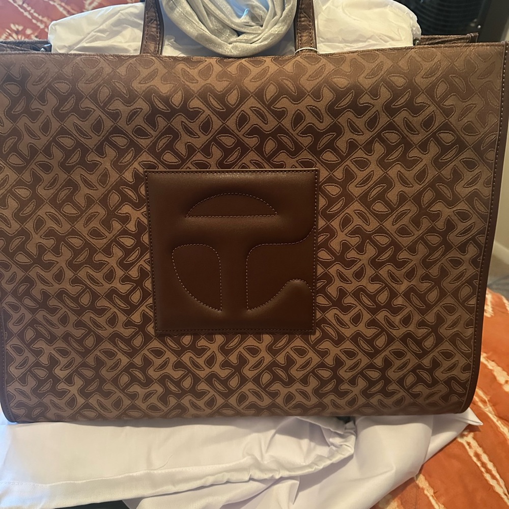 Brand new telfar bag. So cute but too big for me.